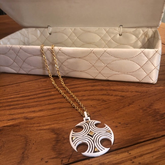 🌸VTG Trifari Circular White and Gold Pendant Necklace - Picture 9 of 9